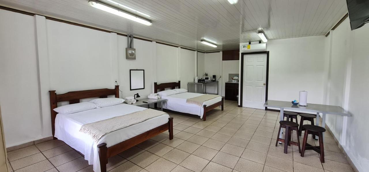 Sleep&Go! Cabina Cuadruple En Siquirres Centro - And Rafting Tour! Siqurres Da Alegria Екстериор снимка